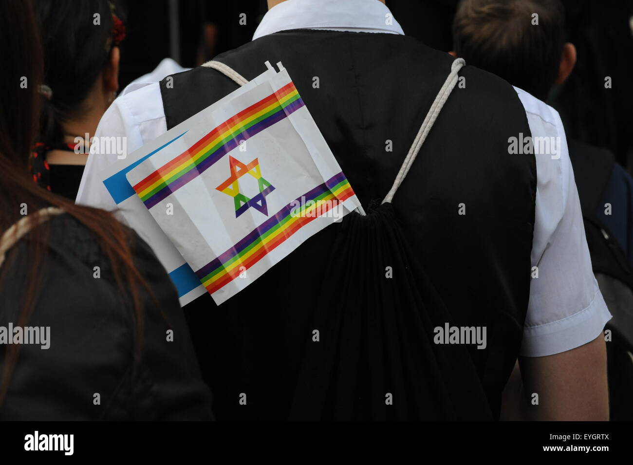 Mogen David Stella di Davide bandiera in arcobaleno di colori a Gay Pride Parade Berlino 2015 Davids Stern Regenbogenflagge auf dem CSD Foto Stock