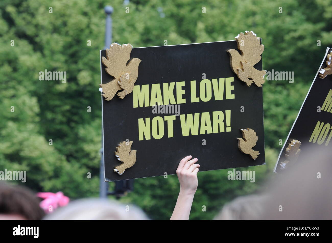 Fare l'amore non guerra pace segno a Gay Pride Parade Berlino 2015 Giugno Juni Foto Stock