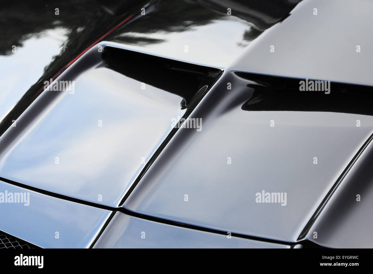 Close up di nero auto sportiva cofano. Foto Stock