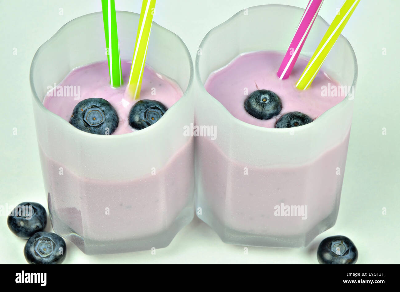 Chiusura del frullato yogurt mirtillo, macro, dettaglio, full frame, orizzontale Foto Stock