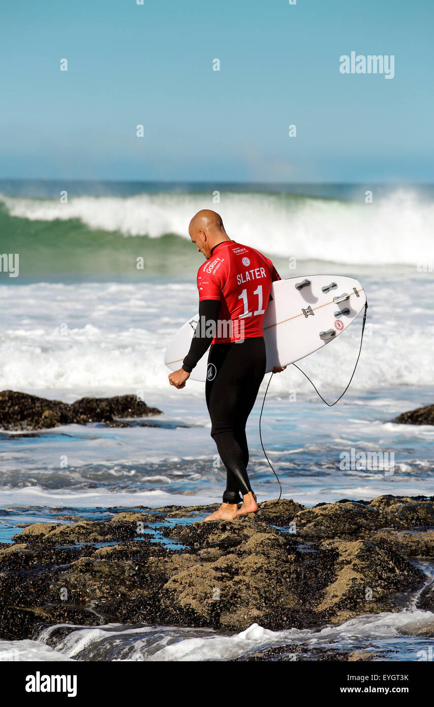 American professional surfer Kelly Slater entrata in acqua per i suoi semi-finale al 2015 J-Bay aprire, Sud Africa Foto Stock