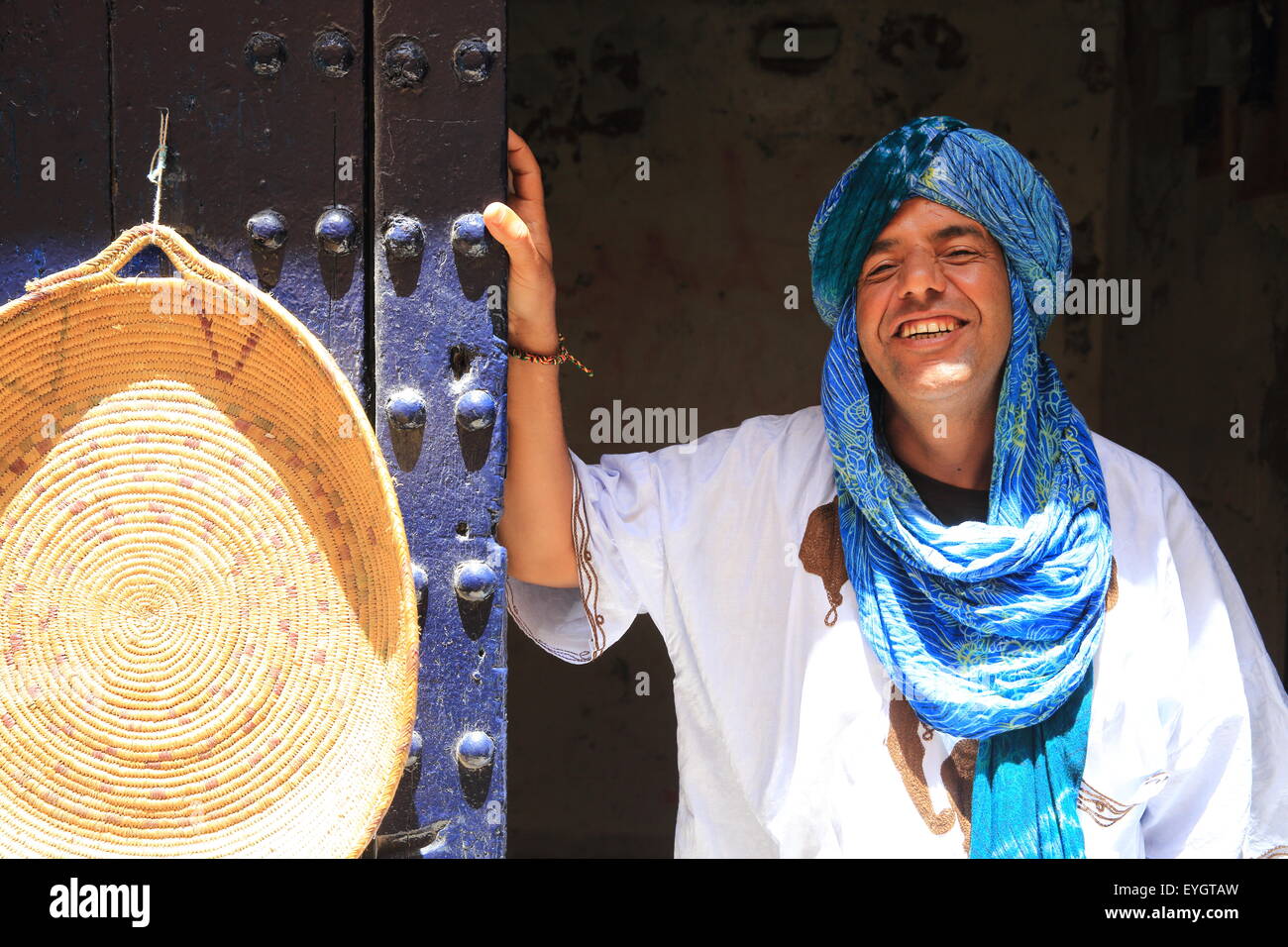 Proprietario del negozio nel vano della porta del suo negozio nell'UNESCO di cui medina di Essaouira, Marocco, Africa del Nord Foto Stock