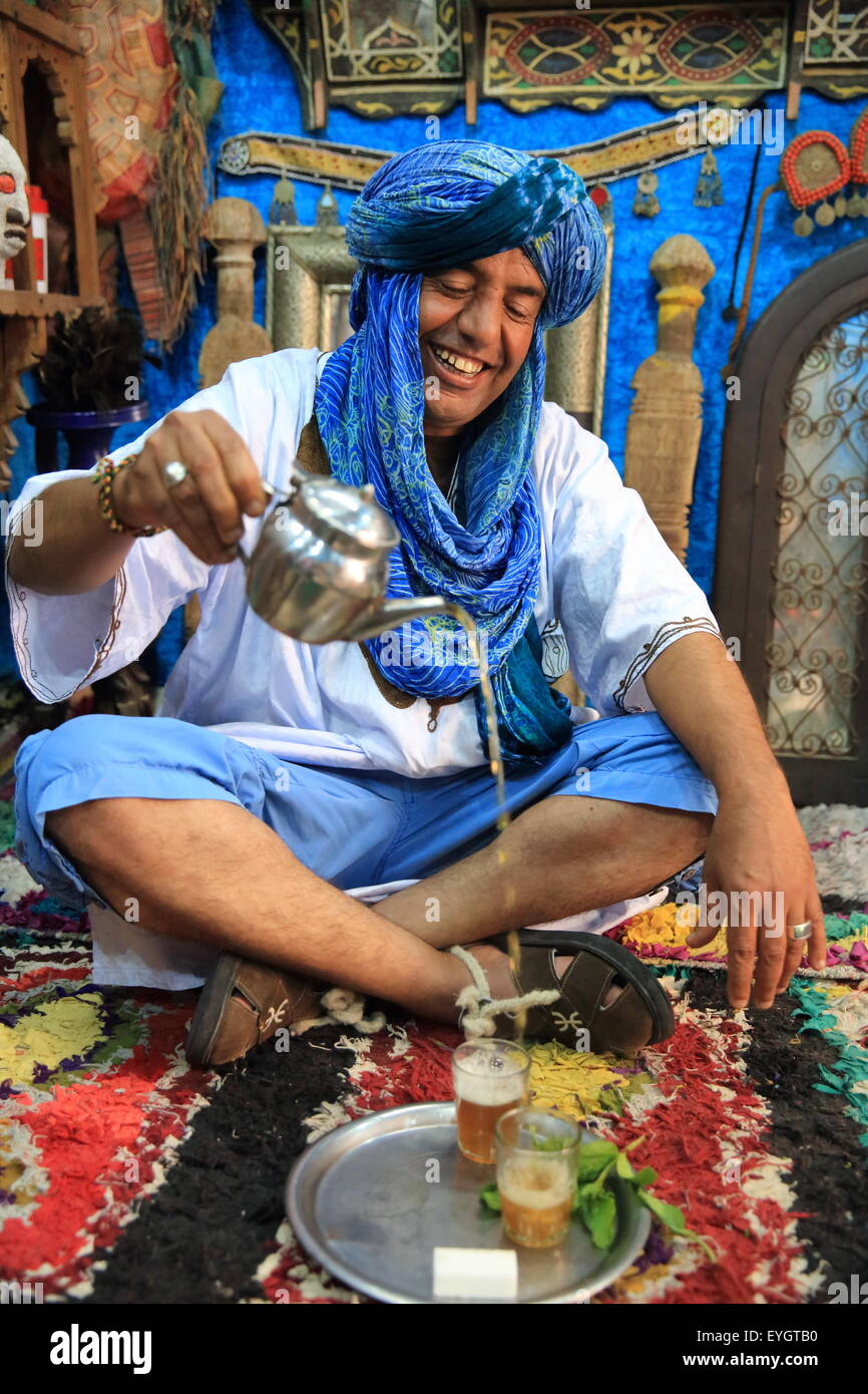 Proprietario di un negozio di colata tradizionale tè alla menta, nell'UNESCO di cui medina di Essaouira, Marocco, Africa del Nord Foto Stock