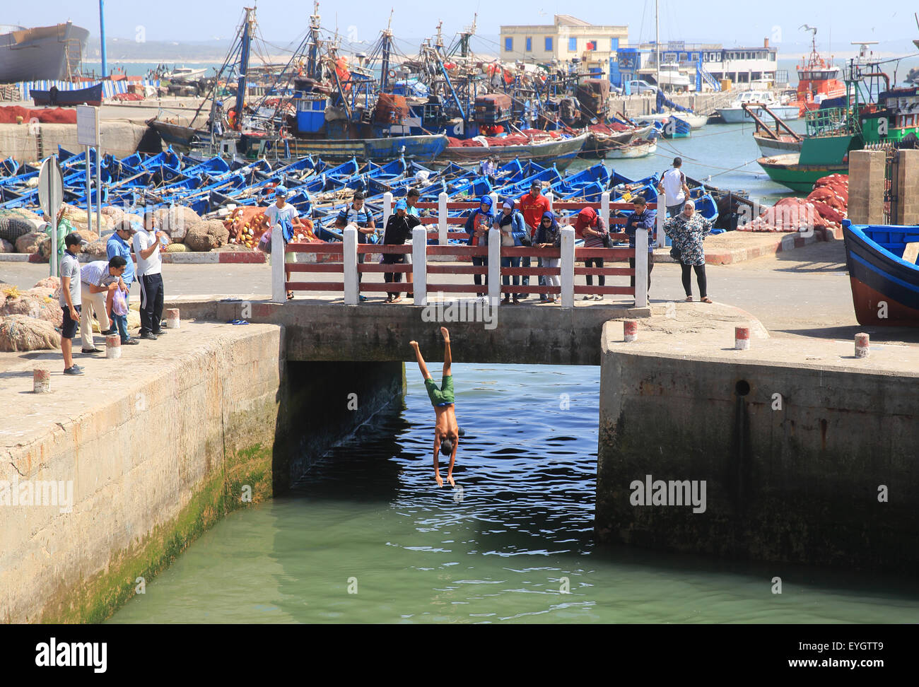 Ragazzi locali giocando in porto, immersioni subacquee il ponte, a Essaouira, Marocco, Africa del Nord Foto Stock