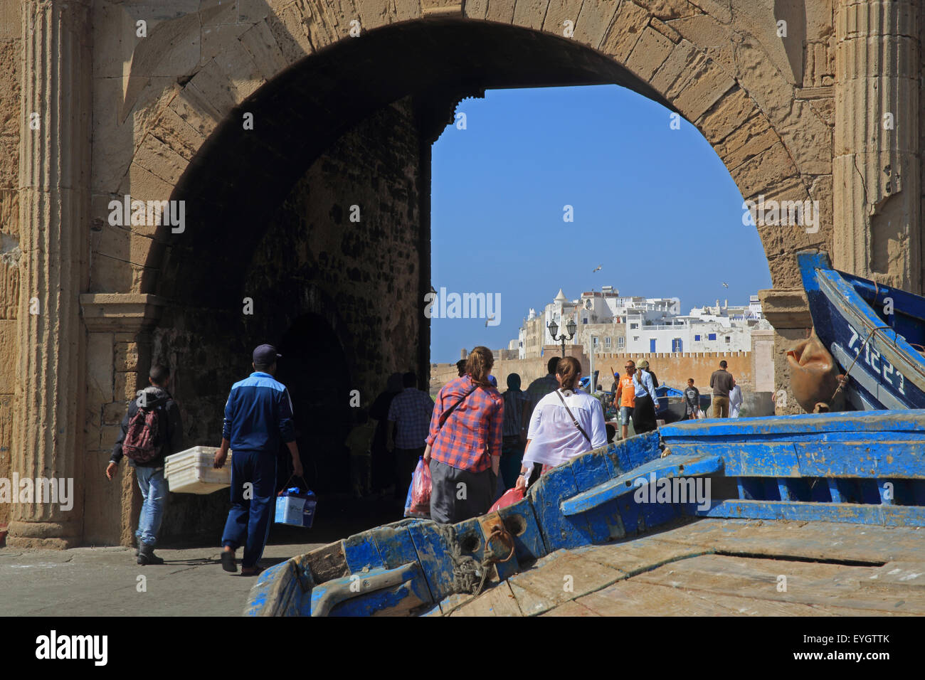 L'ingresso alla città costiera di Essaouira, attraverso la città fortificata a parete, in Marocco, Africa del Nord Foto Stock
