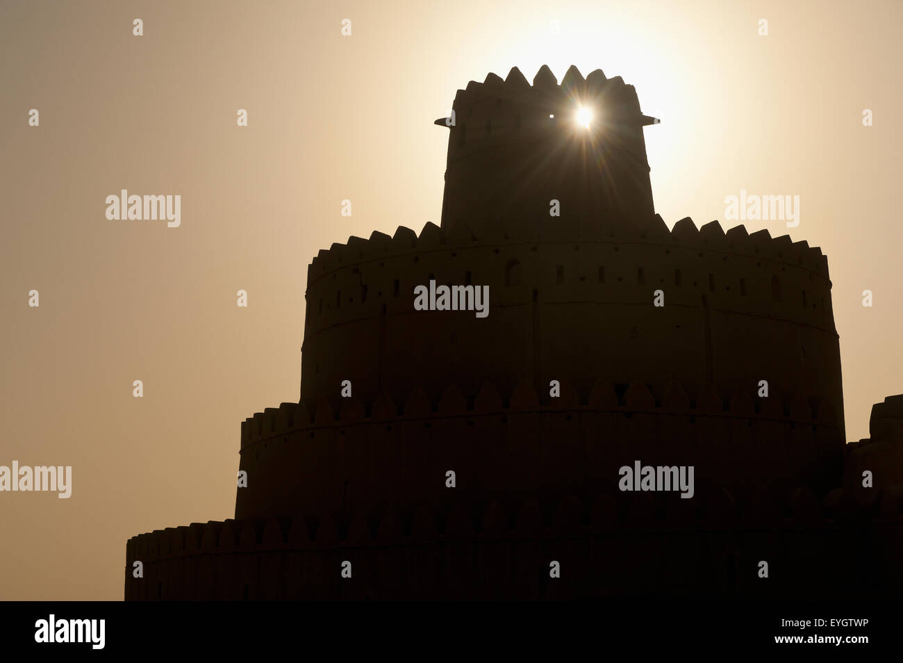 Silhouette di Al Jahili Fort; Al Ain, Abu Dhabi, Emirati Arabi Uniti Foto Stock