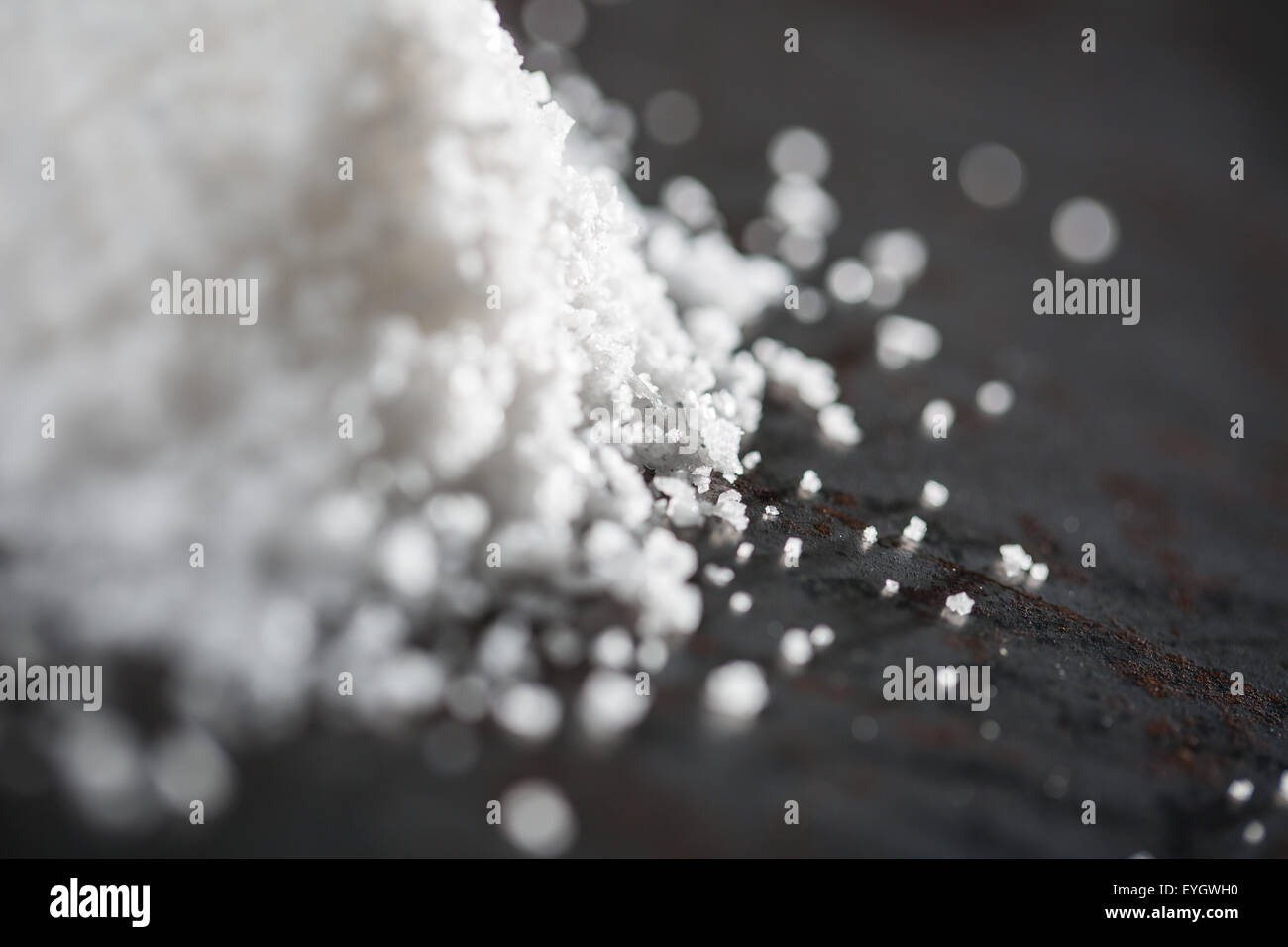 Mare bianco cristalli di sale con sfondo scuro Foto Stock