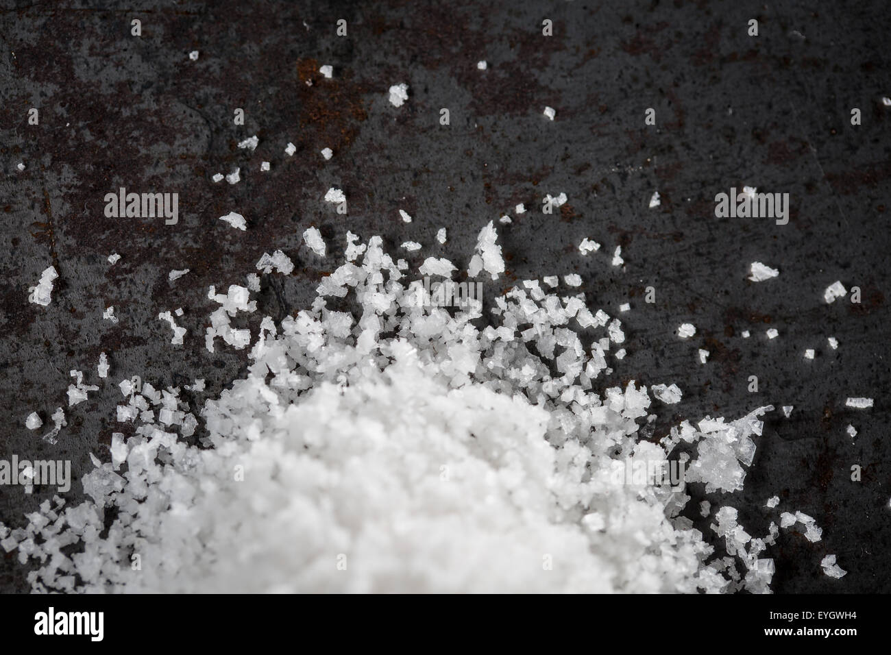 Mare bianco cristalli di sale con sfondo scuro Foto Stock