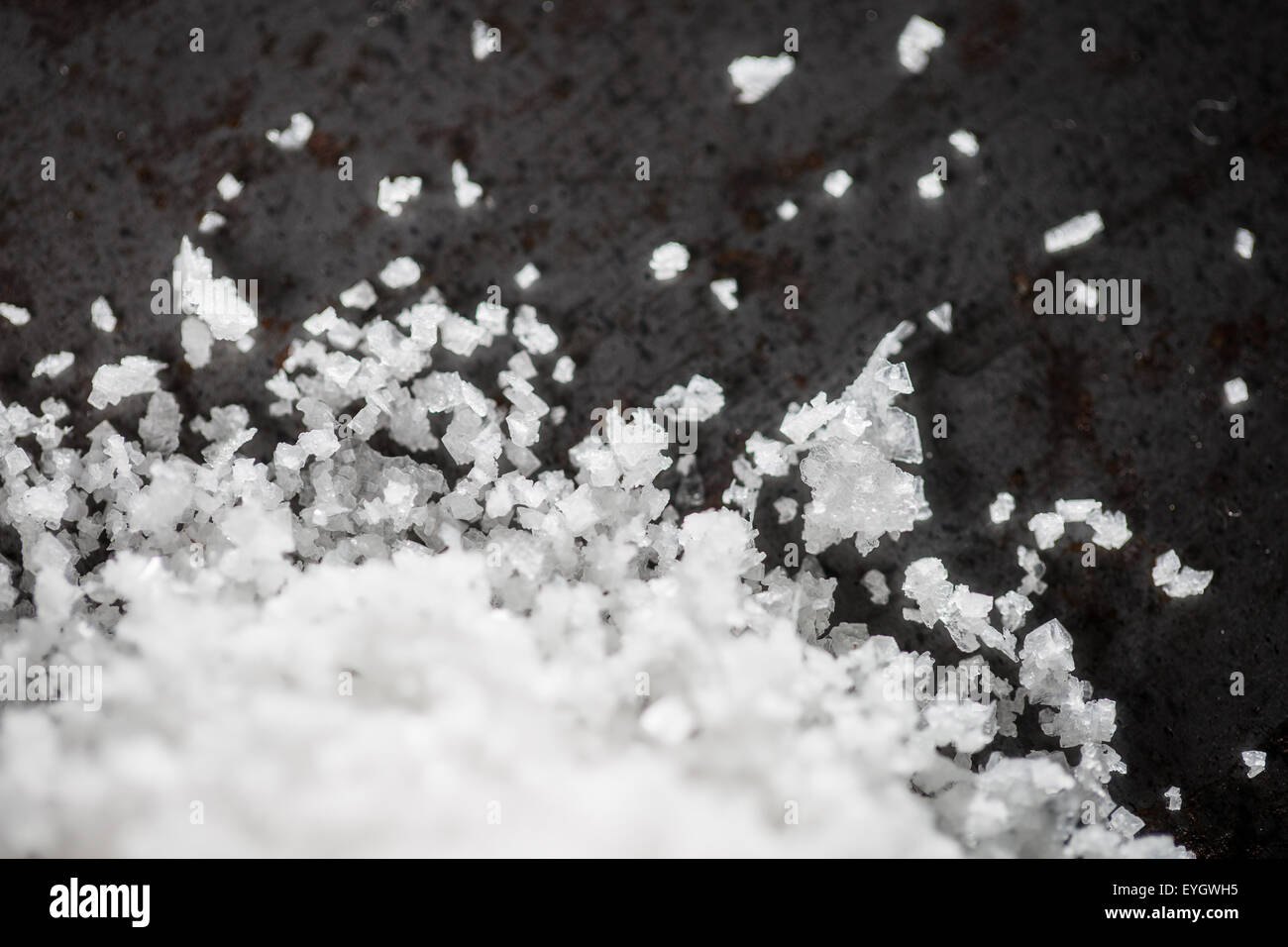 Mare bianco cristalli di sale con sfondo scuro Foto Stock