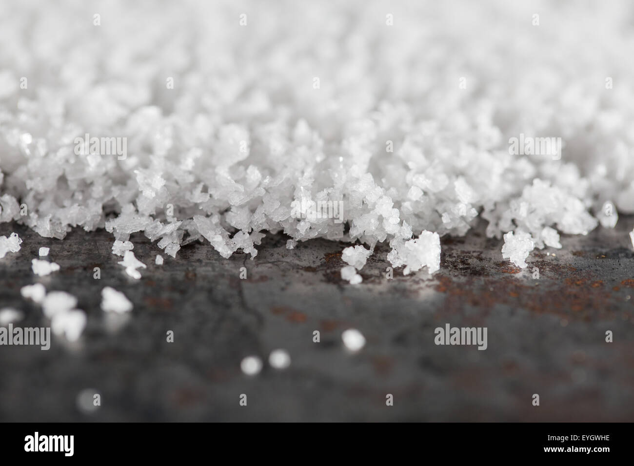Mare bianco cristalli di sale con sfondo scuro Foto Stock