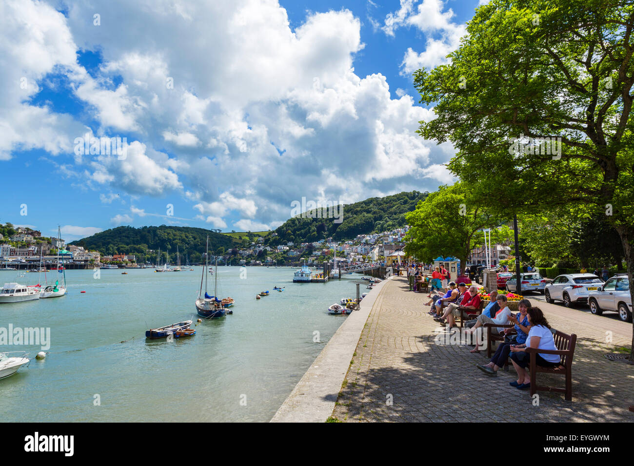 Vista lungo la North Embankment dal Dart River, Dartmouth, Sud prosciutti, Devon, Inghilterra, Regno Unito Foto Stock