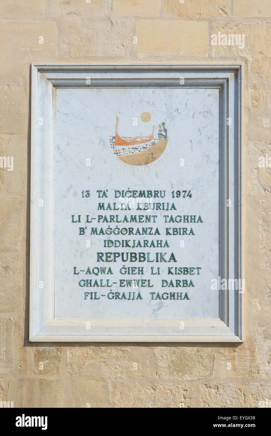 Lapide che commemora il giorno della Repubblica (13 dicembre 1974) al di fuori del Palazzo Presidenziale a La Valletta, Malta Foto Stock