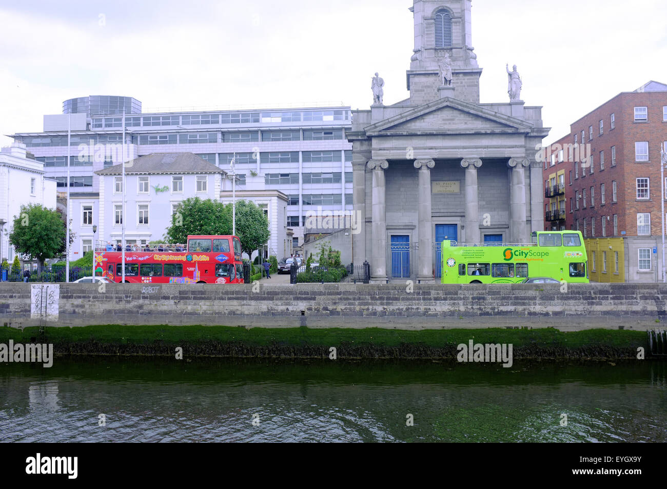 Gli autobus turistici passano la chiesa di St Paul Smithfield nel centro di Dublino. Foto Stock
