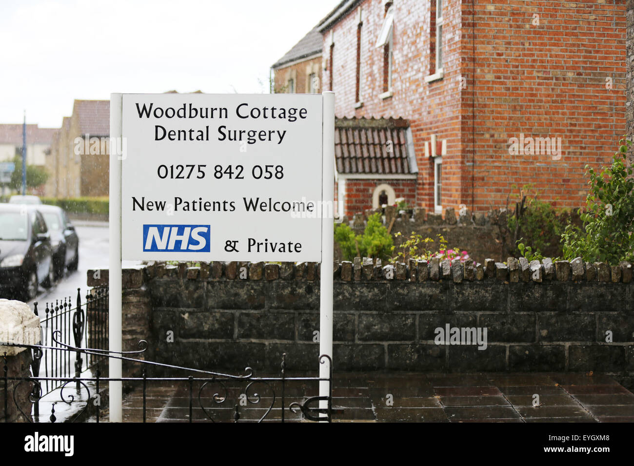 Un inglese NHS/dentista privato segno al di fuori di un dentista chirurgia su una città High Street. Foto Stock