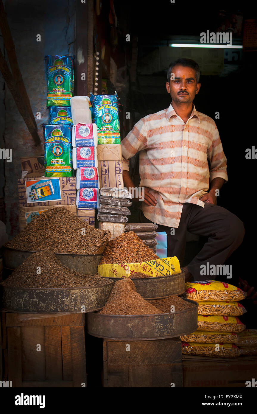 Venditore sulla bancarella di strada con semi; Jofdpur, Rajasthan, India Foto Stock