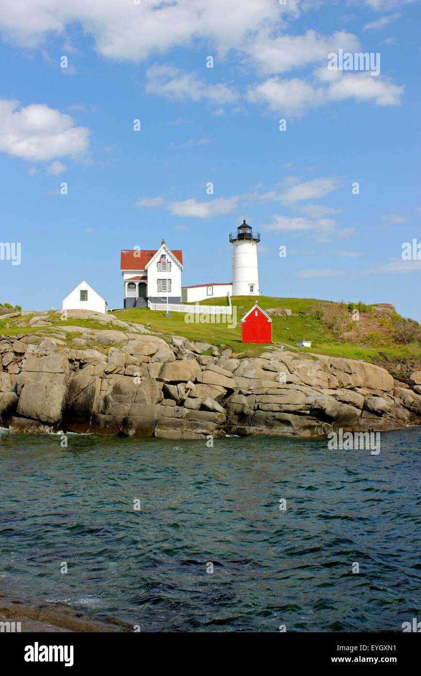 Il Nubble Faro di Cape Neddick, York, Maine in una giornata di sole in estate. Foto Stock