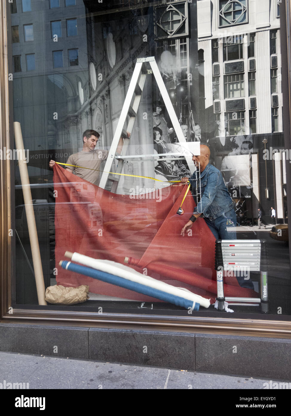 Gli uomini finestra di decorazione di Bergdorf Goodman department store sulla Fifth Avenue a New York City in New York. Foto Stock