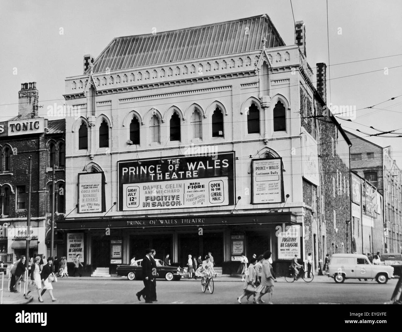 Cardiff 1960; Prince of Wales Theatre, legno - Lato Strada Foto Stock