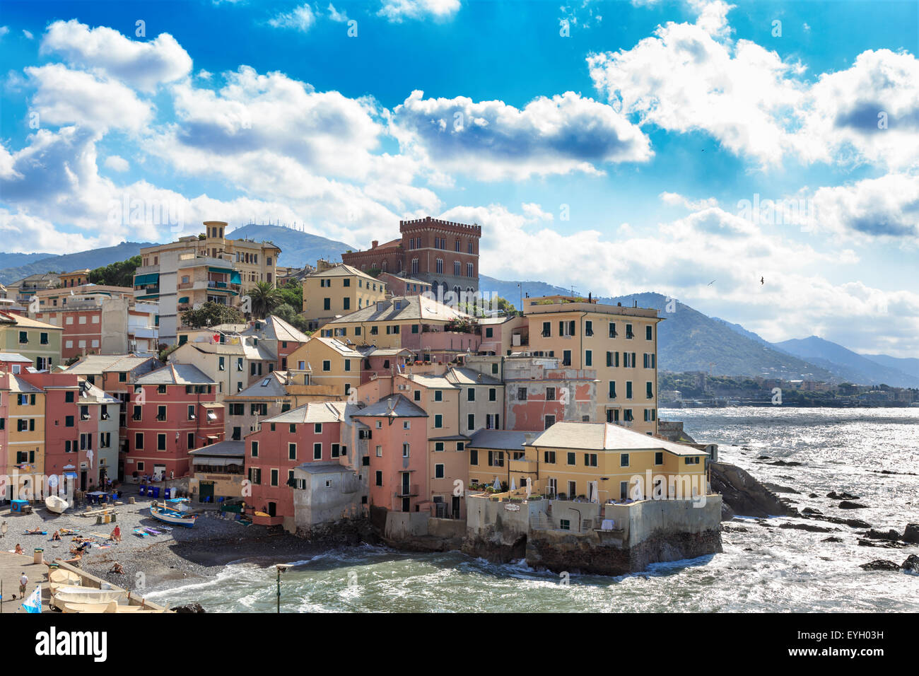 Caratteristico villaggio di pescatori di Boccadasse, Genova, Italia situato sul lungomare e sul lato orientale del lungomare di Corso Italia Foto Stock