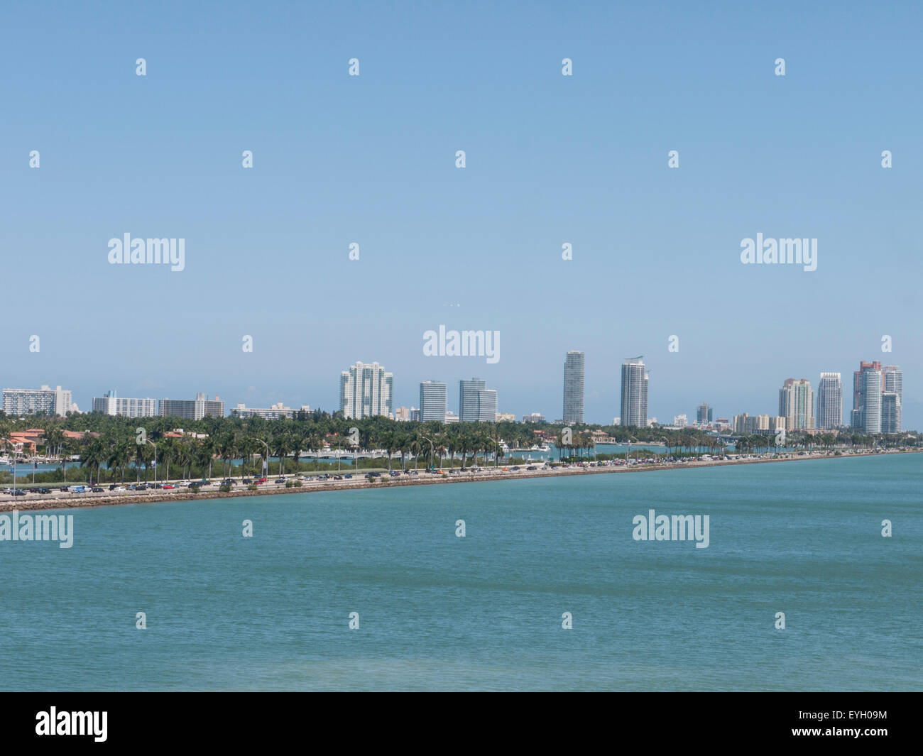 Miami sorge alto, con Biscayne Bay in primo piano Foto Stock
