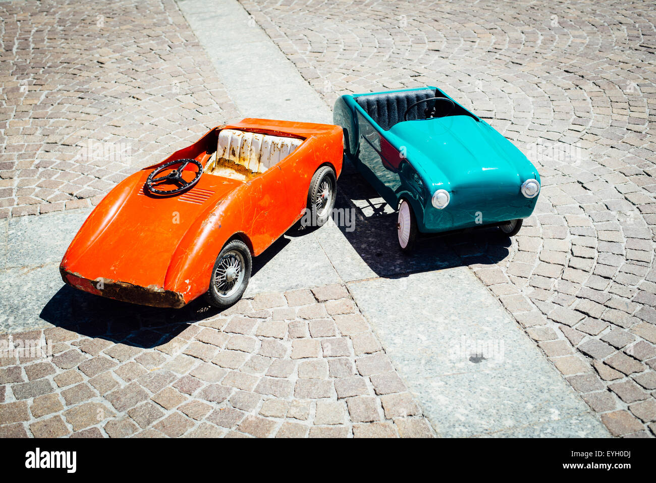 Due vintage restaurati kids vetture sul mercato delle pulci Foto Stock