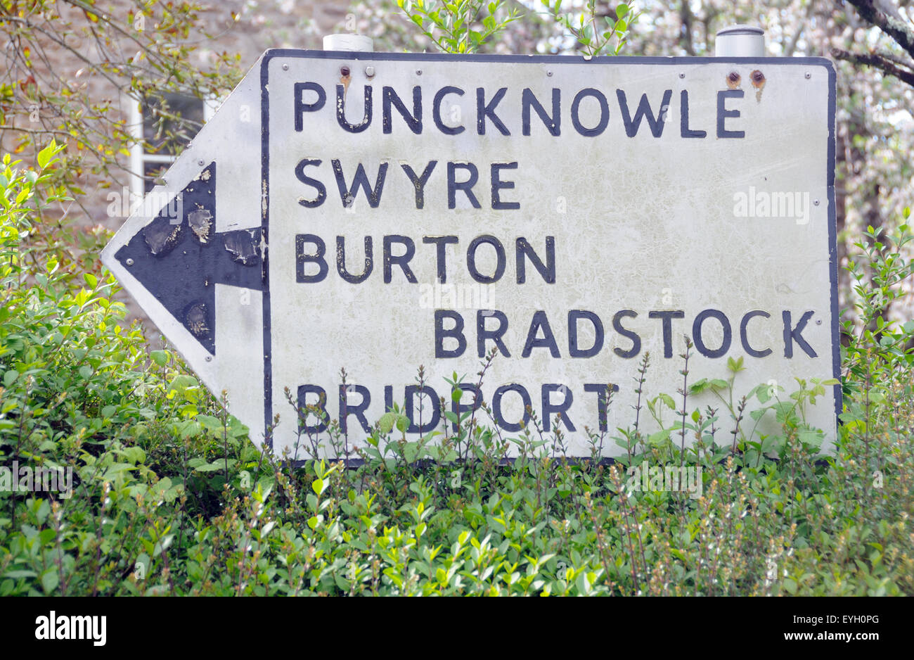 Un vecchio pre-direzionale Worboys cartello stradale ancora in situ in Litton Cheney, Dorset, Inghilterra Foto Stock