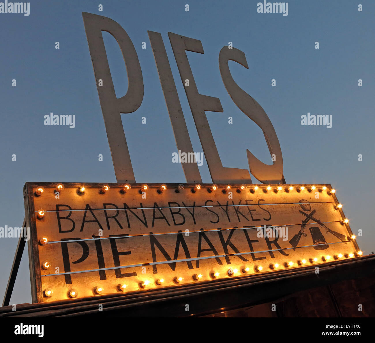 Fatte a mano artigianale di torte in vendita presso un festival, England, Regno Unito Foto Stock