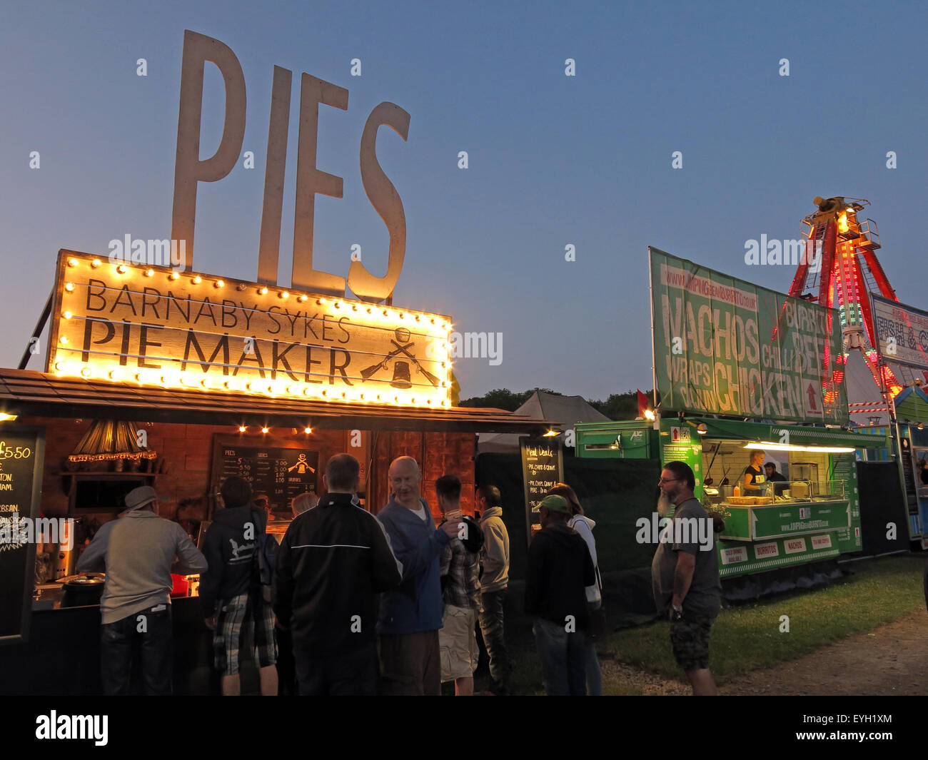 Fatte a mano artigianale di torte in vendita presso un festival, England, Regno Unito Foto Stock