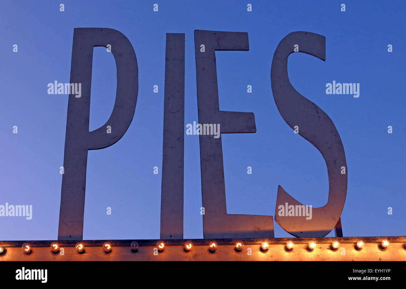 Fatte a mano artigianale di torte in vendita presso un festival, England, Regno Unito Foto Stock