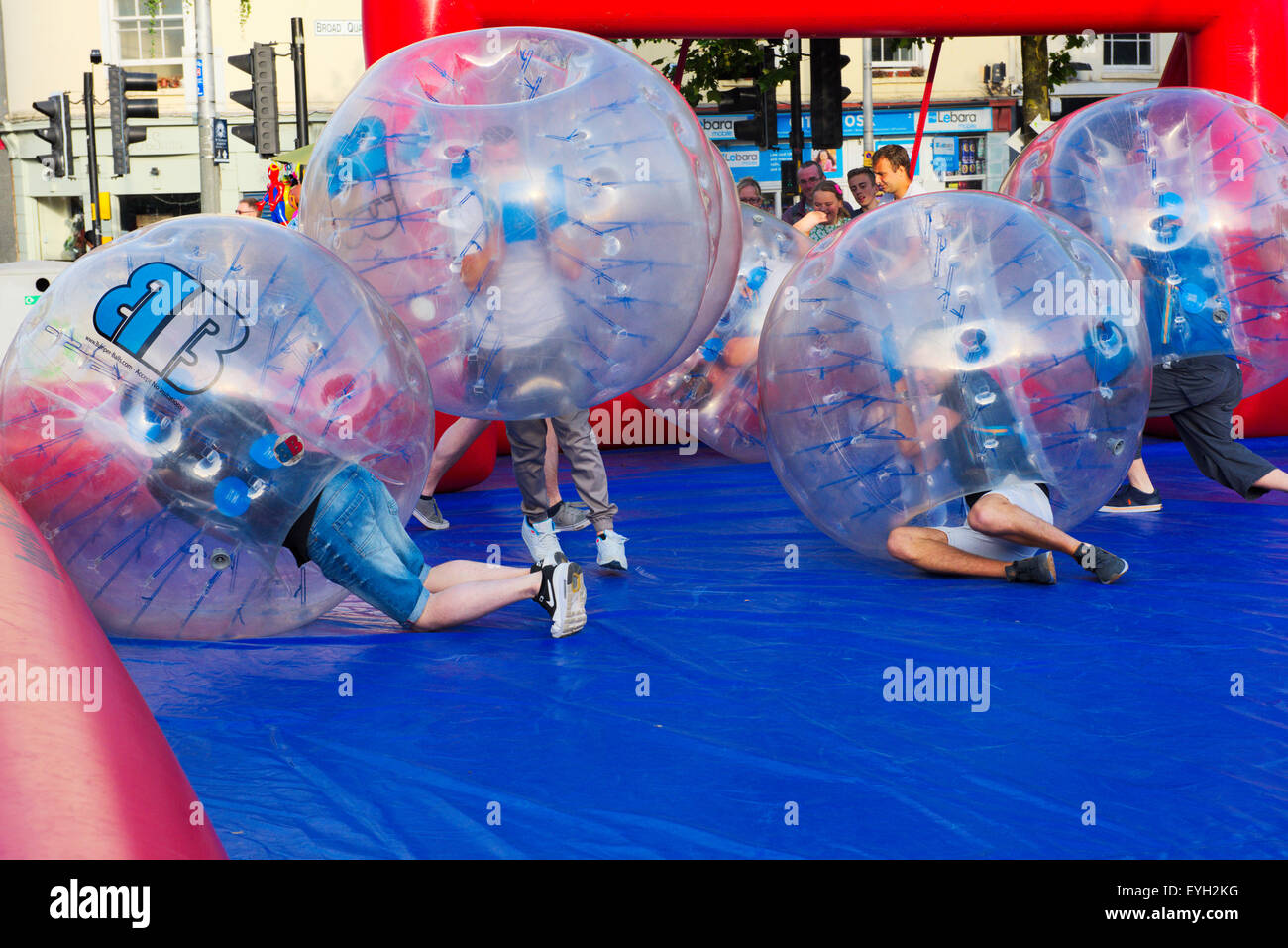 Adulti divertendosi in Bumper-Balls presso il porto di Bristol Festival Foto Stock