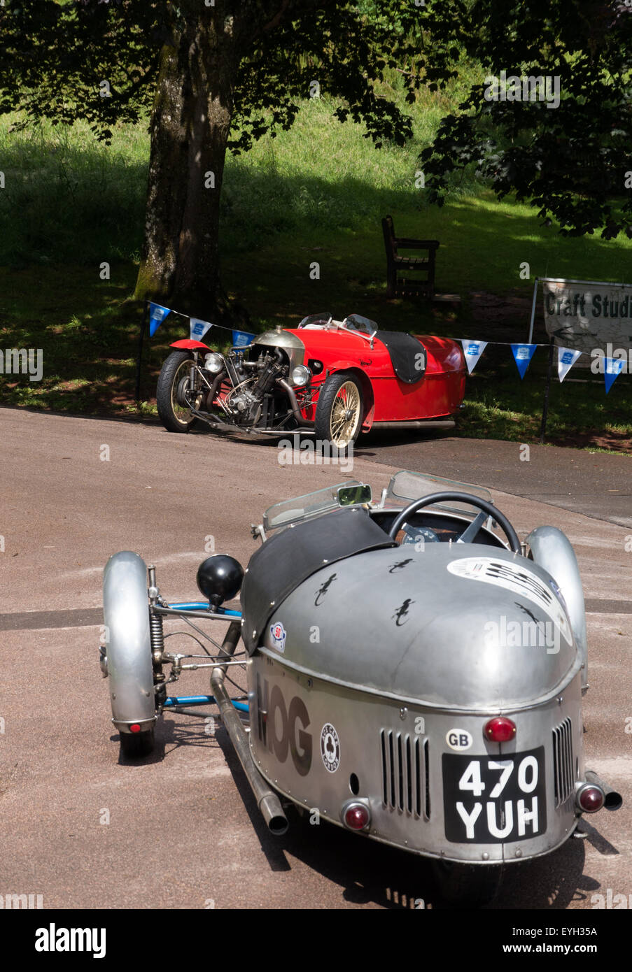 Due classici Morgan tre vetture a ruote, visualizzato in corrispondenza di Cockington Village, Torquay, Torbay, Devon, Inghilterra Foto Stock