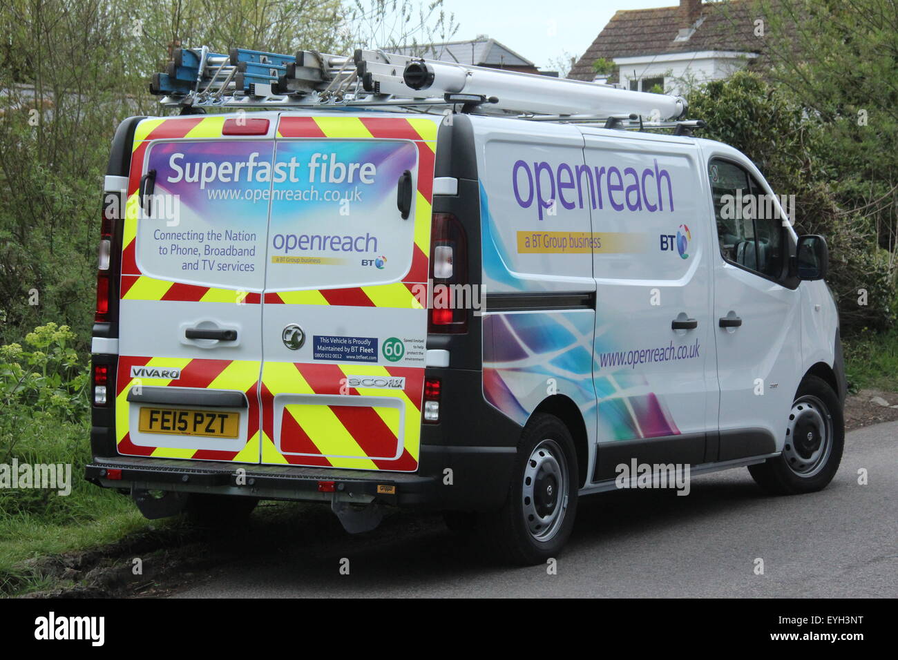 A British Telecom Openreach Superfast fibre Vauxhall Vivaro van nuovo nel 2015. Vista posteriore preso quando è parcheggiato mostrando chiaramente livrea Foto Stock