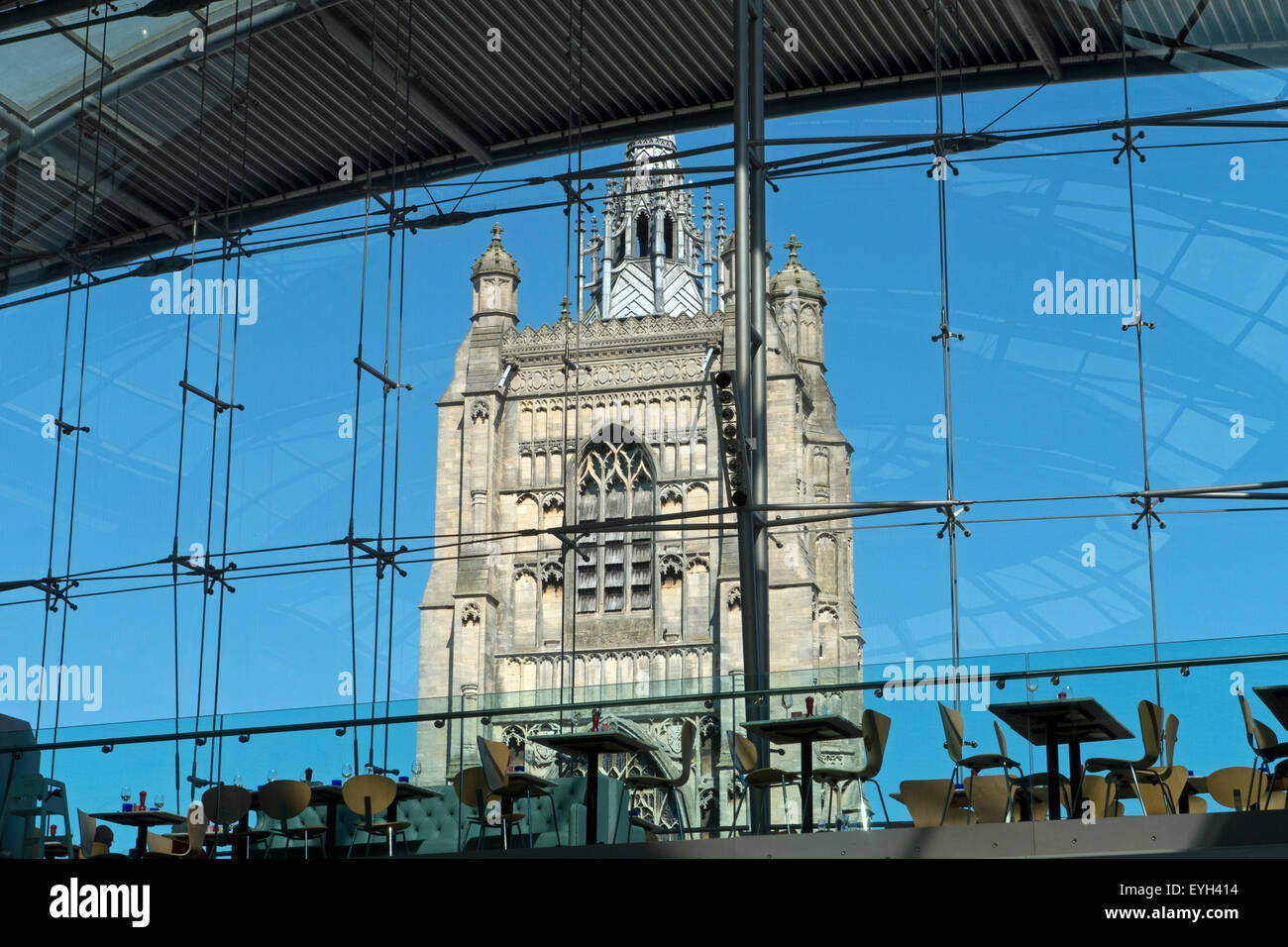 La medievale chiesa parrocchiale di St Peter Mancroft a Norwich, visto dal Forum, Norwich, Norfolk, Inghilterra Foto Stock