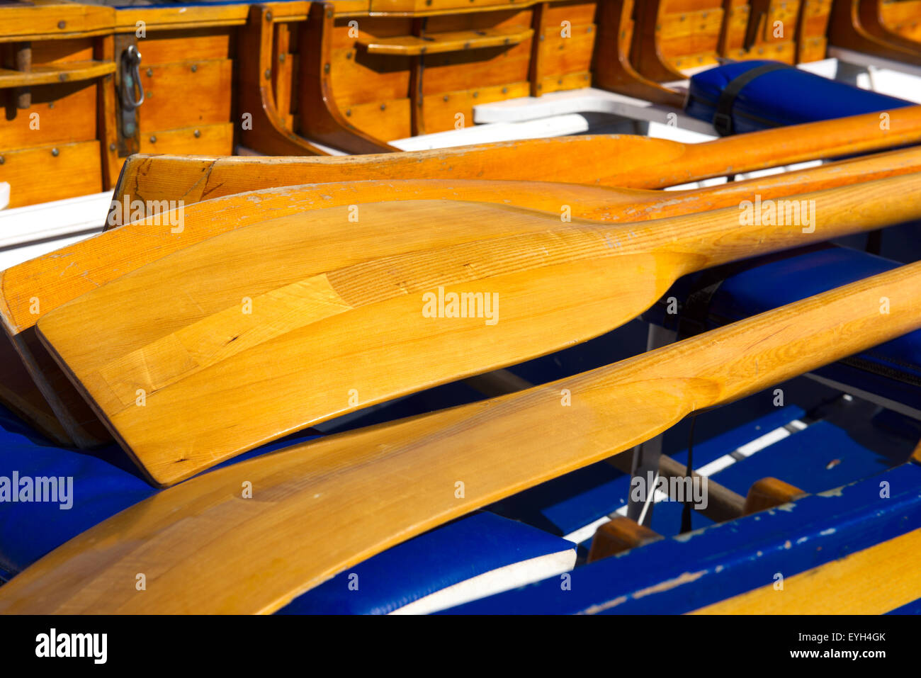 Barca a remi in legno remi in legno skiff Foto Stock