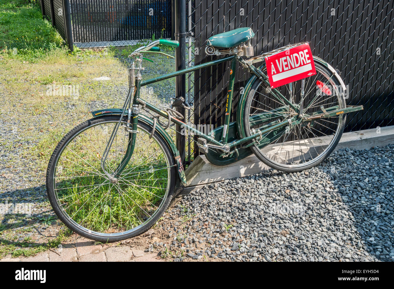Bici per la vendita, con segno francese 'A vendre', a Montreal Foto Stock