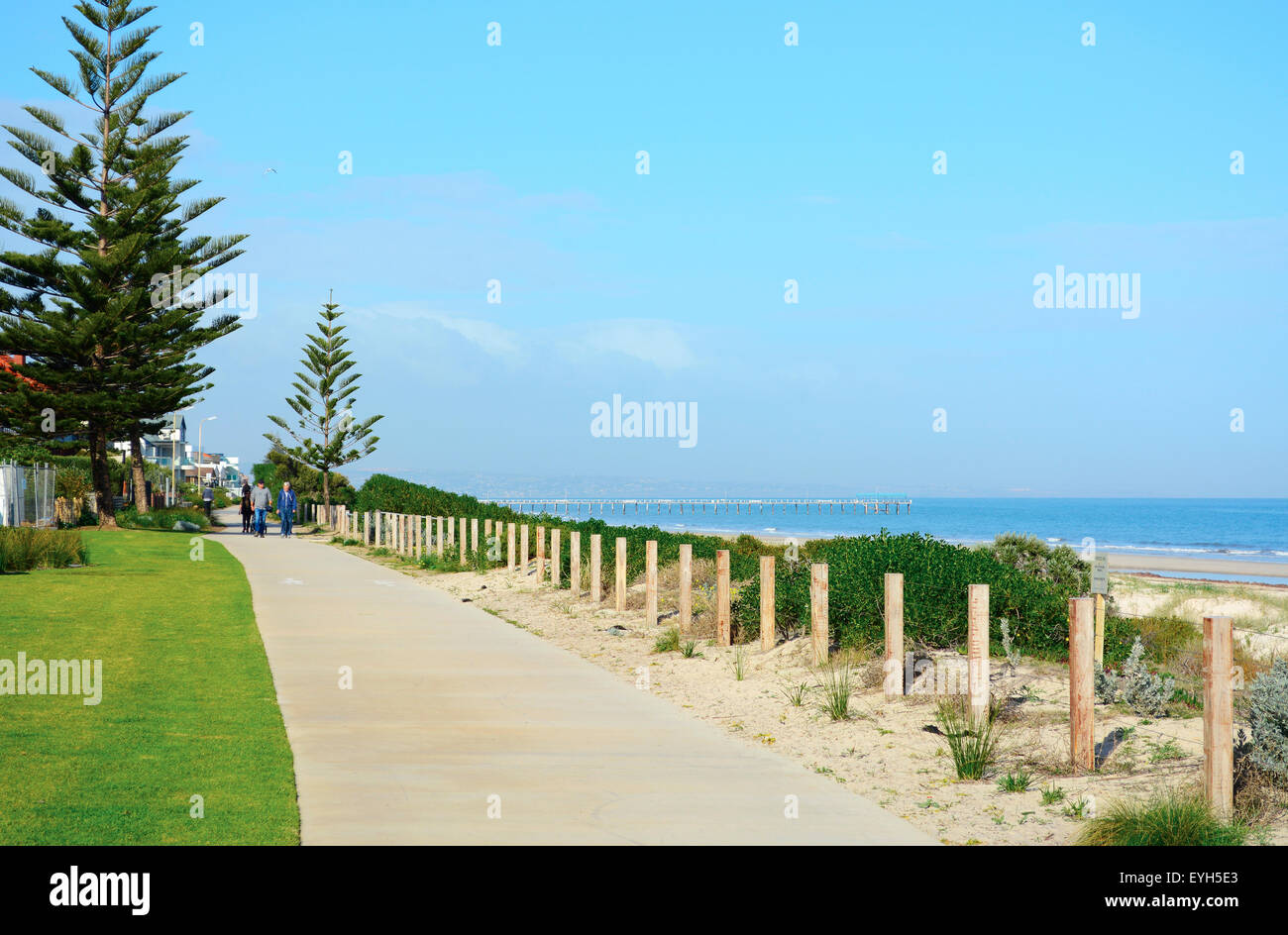 Bicicletta e passeggiata con vista sulla spiaggia e jetty pier in background, prese a Henley Beach, Australia del Sud. Foto Stock