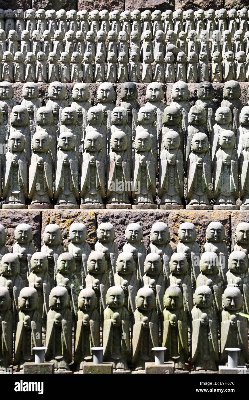 Statue di Jizo a Jizo-Do Hall a Hase-dera tempio buddista a Kamakura vicino a Tokyo, Giappone Foto Stock