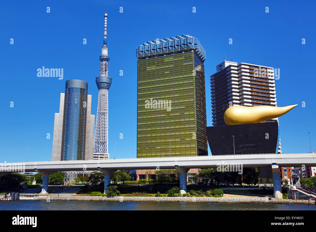 Skyline della città di Sumeda con il Tokyo Skytree Tower e la birra Asahi Hall con l'oro Asahi fiamma, Tokyo, Giappone Foto Stock