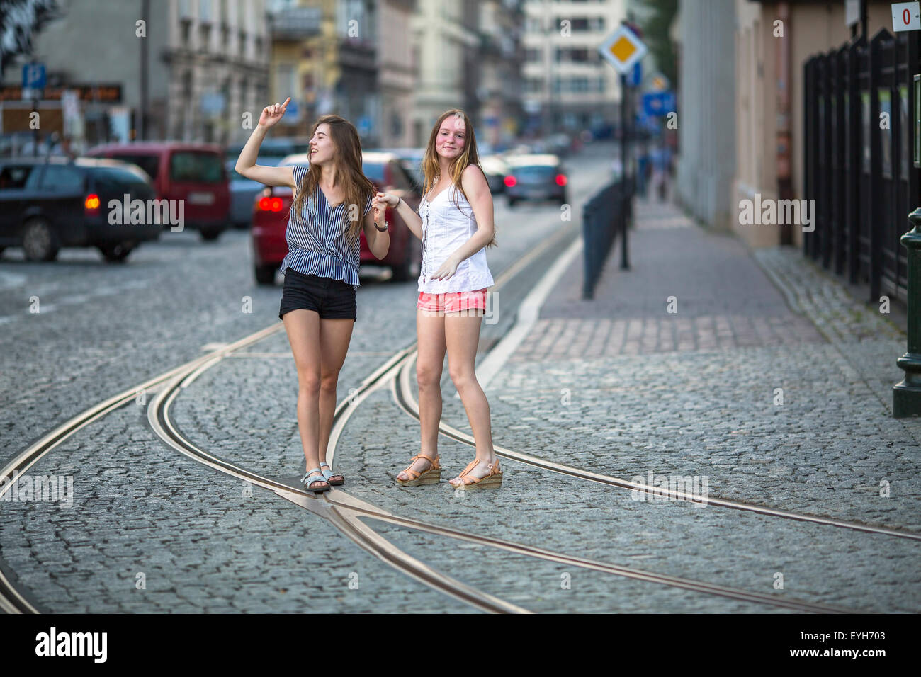 Carino giovani ragazze sono divertenti le sciocchezze intorno al centro delle strade della città vecchia. Foto Stock