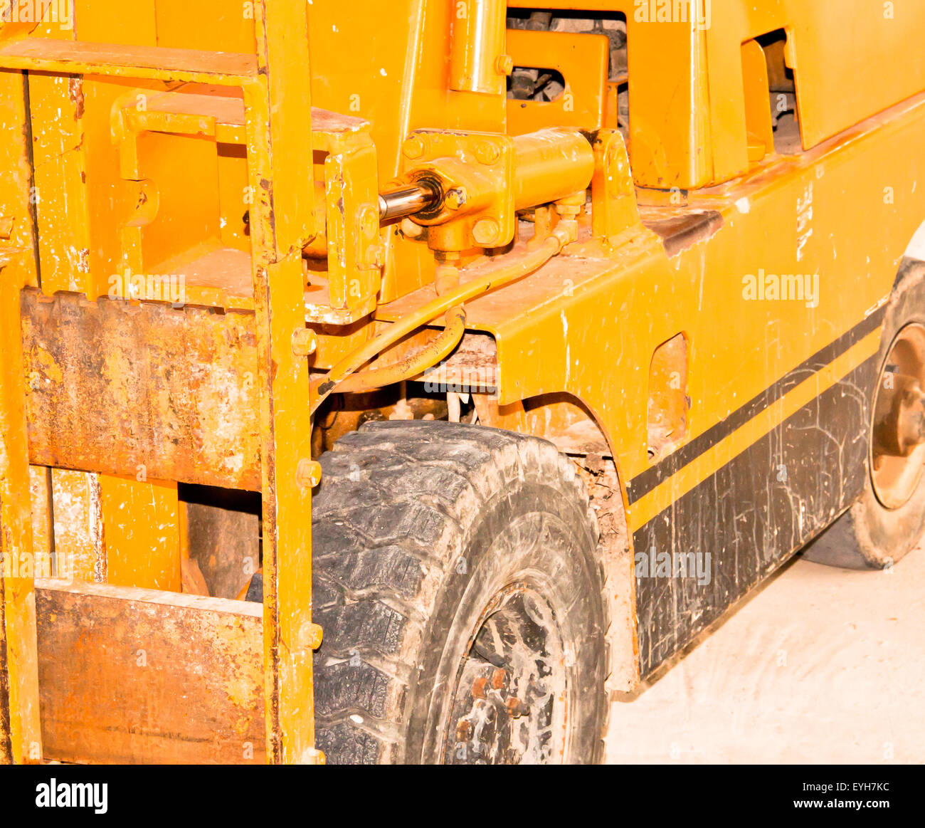 Carrello giallo. Una vista dal lato della vettura. Foto Stock