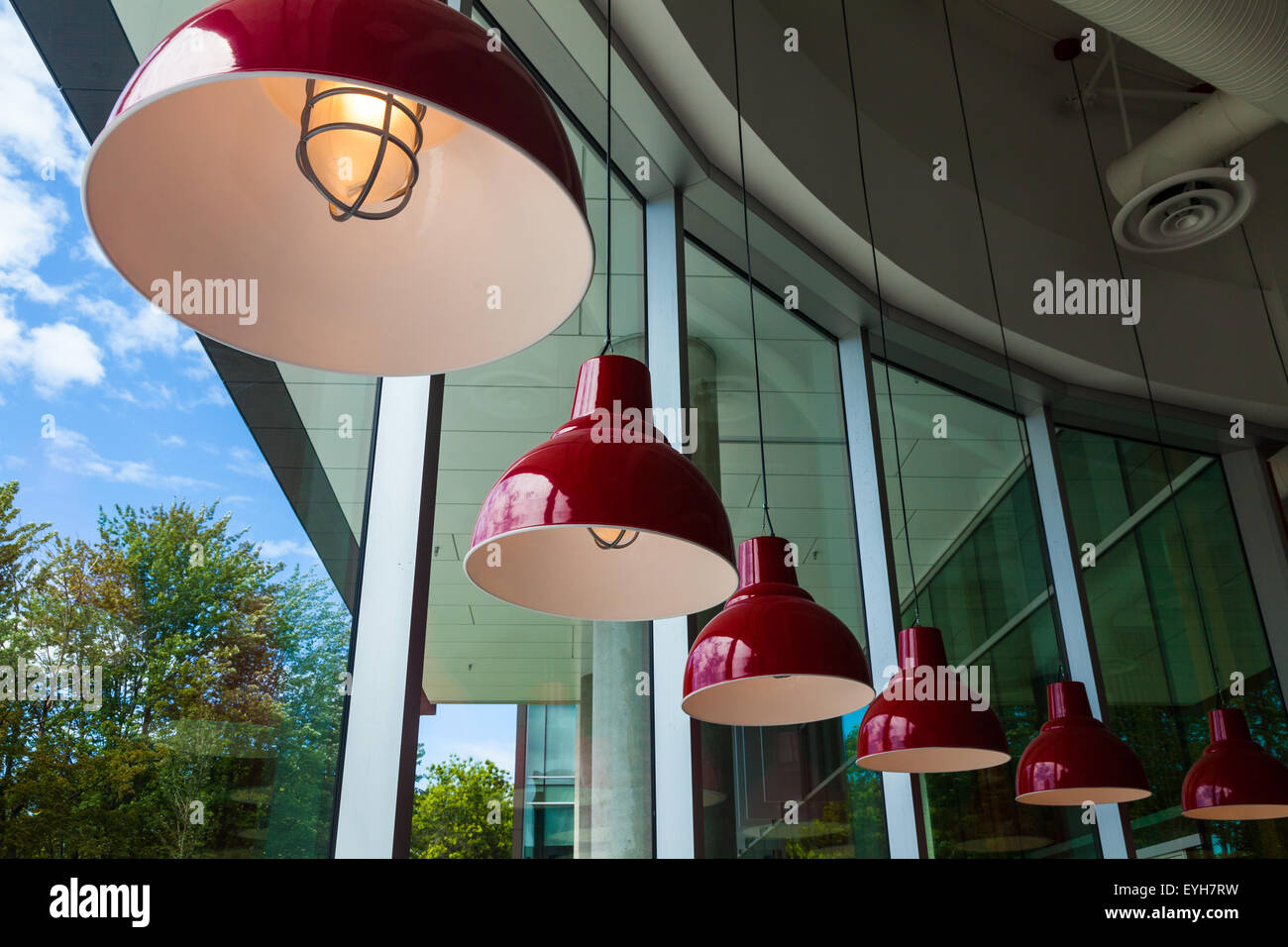Immagine astratta di illuminazione rossa nel nido student union building a UBC a Vancouver Foto Stock