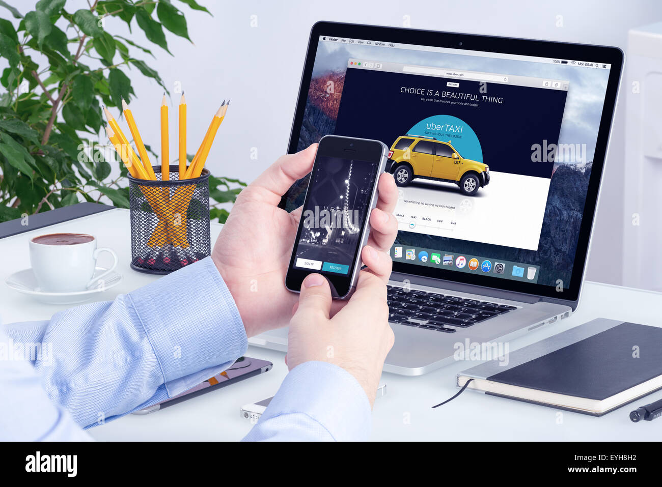 Varna, Bulgaria - 29 Maggio 2015: Uber applicazione su iPhone Apple display e la versione desktop di Uber su Apple Macbook Pro. Foto Stock