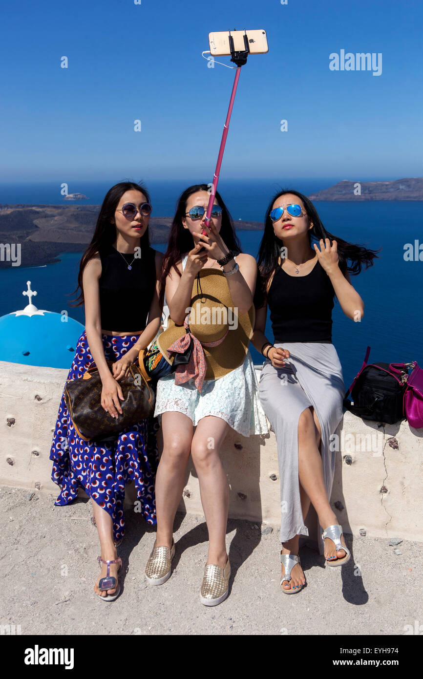 Tenendo Selfie, giovani ragazze cinesi prendendo foto sul telefono, Santorini selfie Grecia Foto Stock