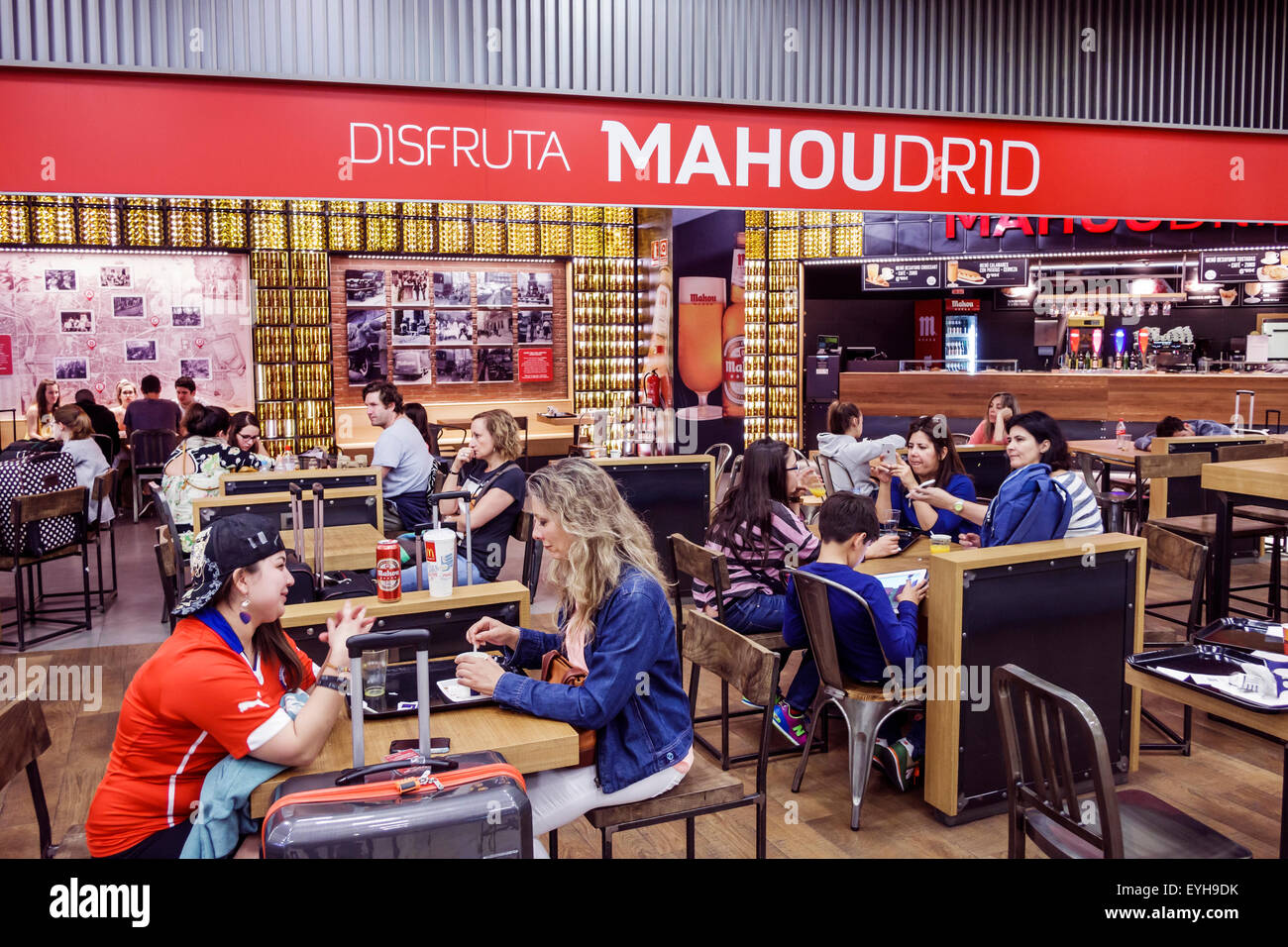 Spagna,Europa,Spagnolo,MAD,Adolfo Suarez Madrid-Barajas Airport,internazionale,interno,terminal,gate,Mahoudrid,Cerveceria Mahou,ristorante restau Foto Stock