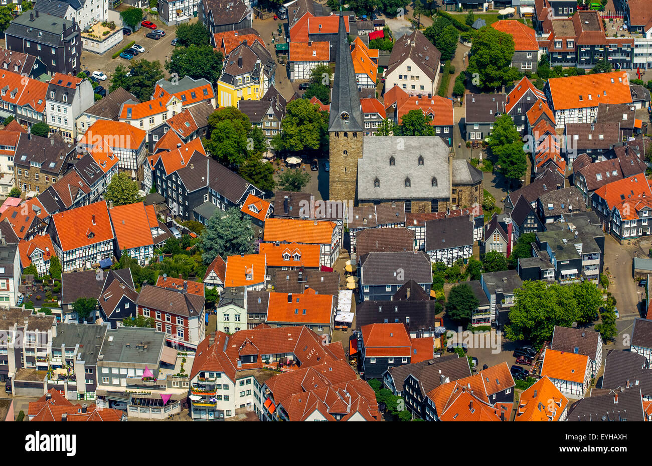 Centro storico con un insediamento medievale ensemble intorno alla chiesa di San Giorgio, St.Georg-Kirchplatz square, Hattingen Foto Stock