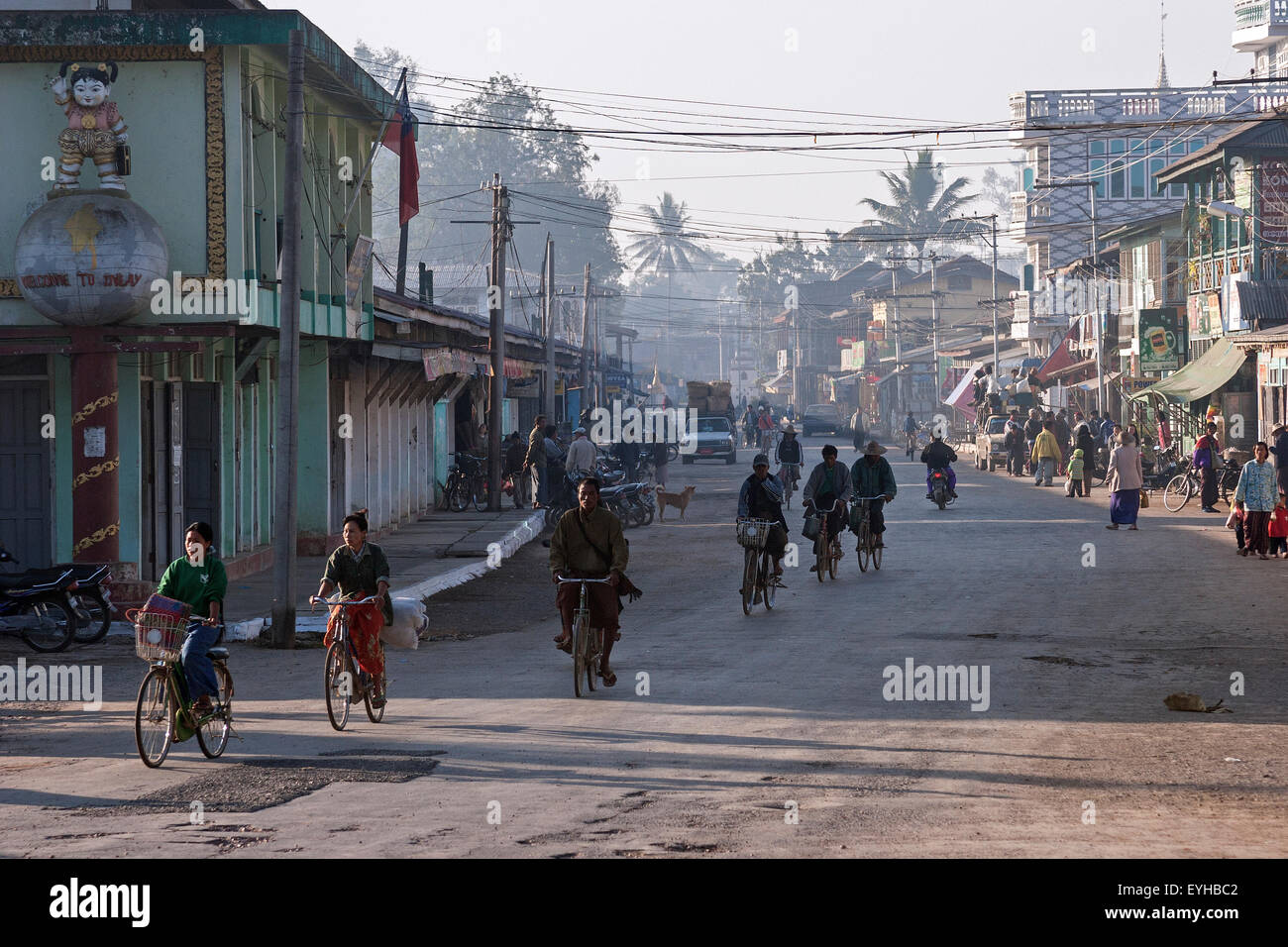 Scena di strada, ciclisti, Nyaung Shwe, Stato Shan, Myanmar Foto Stock