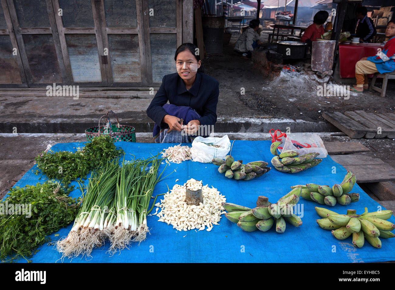 Donna locale vendita di verdura al mercato di Nyaungshwe, Stato Shan, Myanmar Foto Stock
