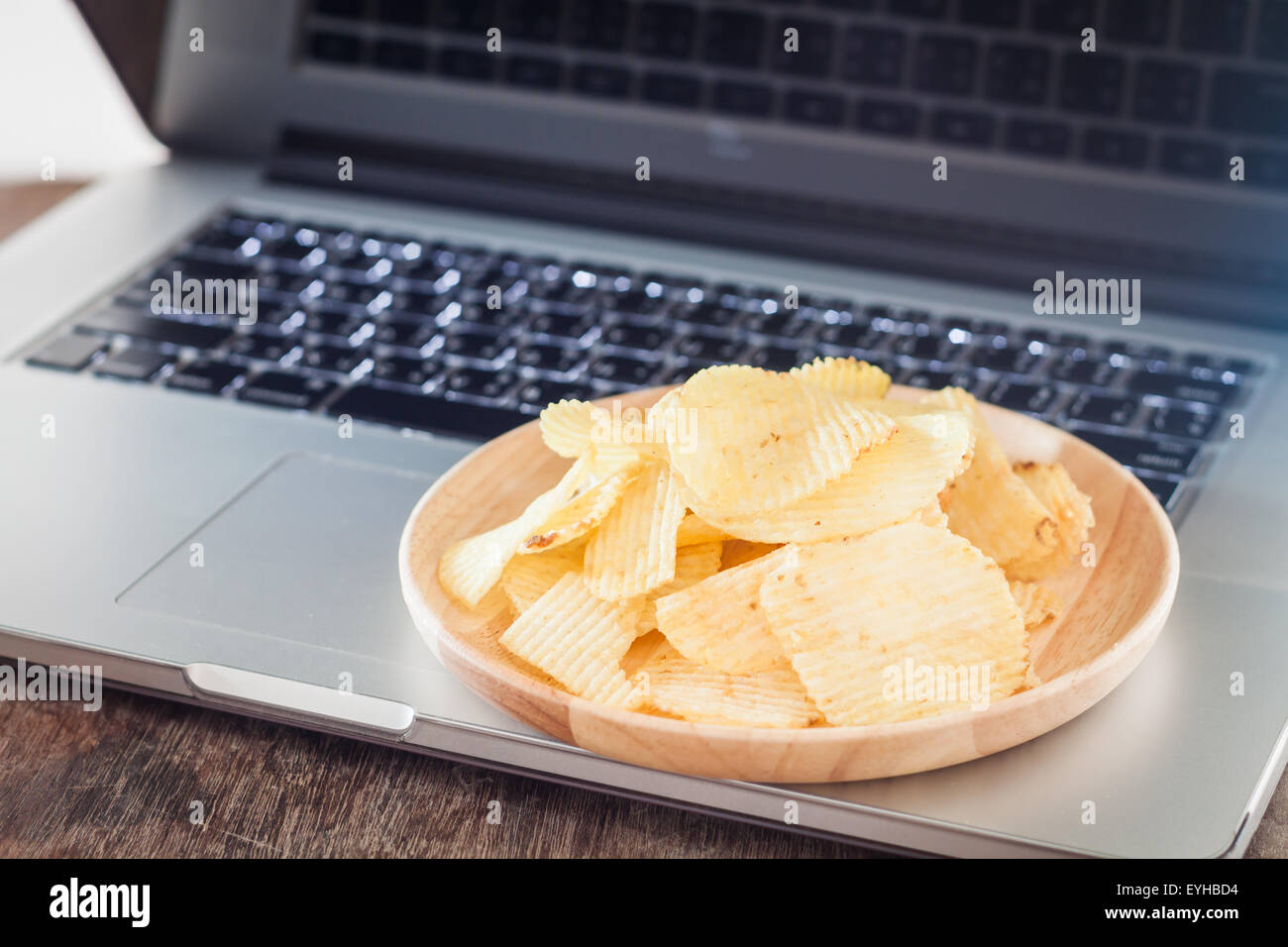 Croccanti patatine sulla stazione di lavoro, stock photo Foto Stock