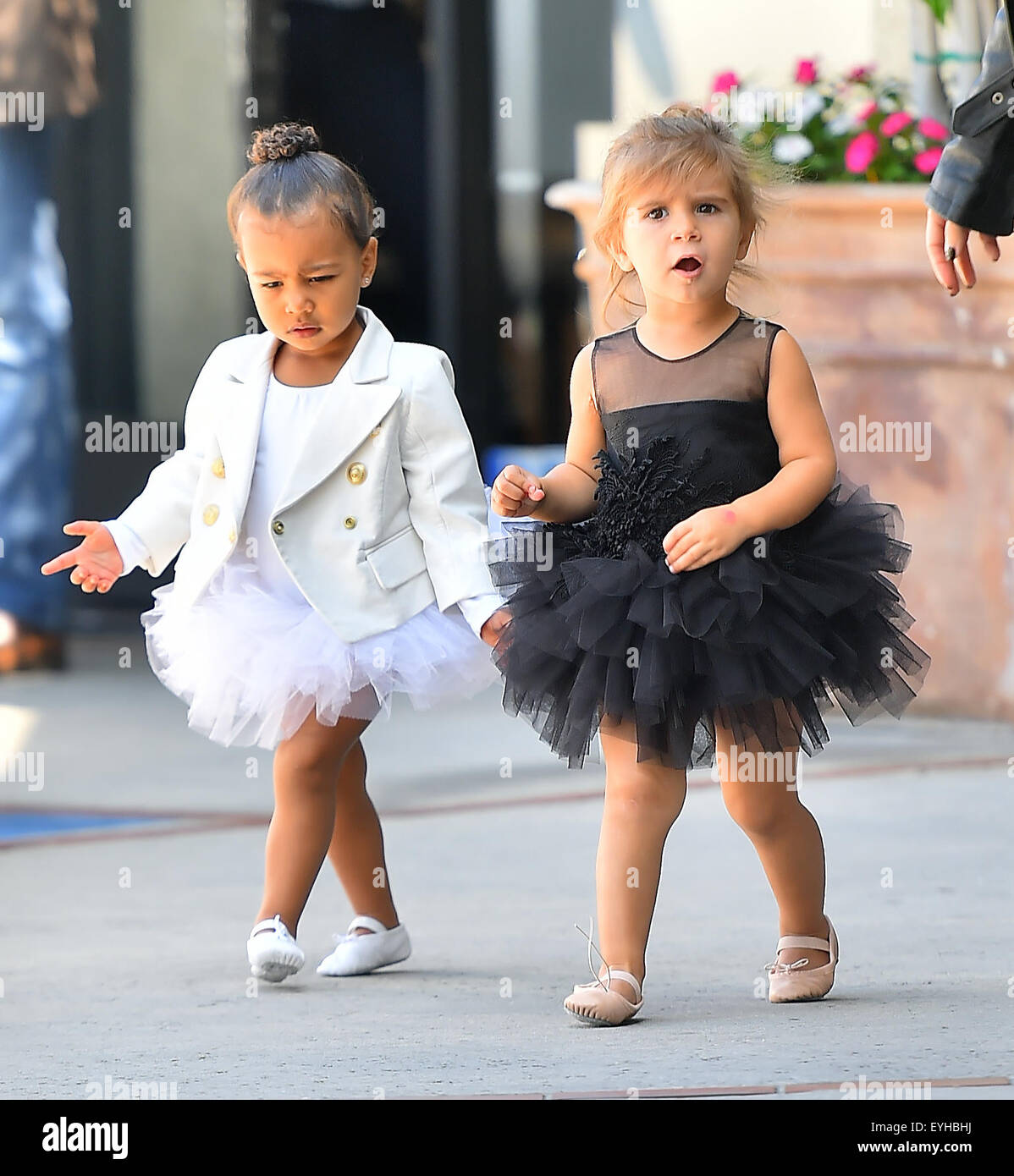 Kim Kardashian prende la sua figlia a nord-ovest e il suo nipote Penelope a una classe di balletto in Tarzana dotate: Nord Ovest, Penelope Disick dove: Los Angeles, California, Stati Uniti quando: 28 maggio 2015 C Foto Stock