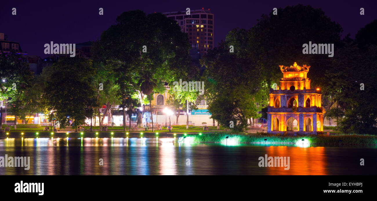 Torre di tartaruga di notte, il Lago Hoan Kiem, Hanoi, Vietnam. Foto Stock